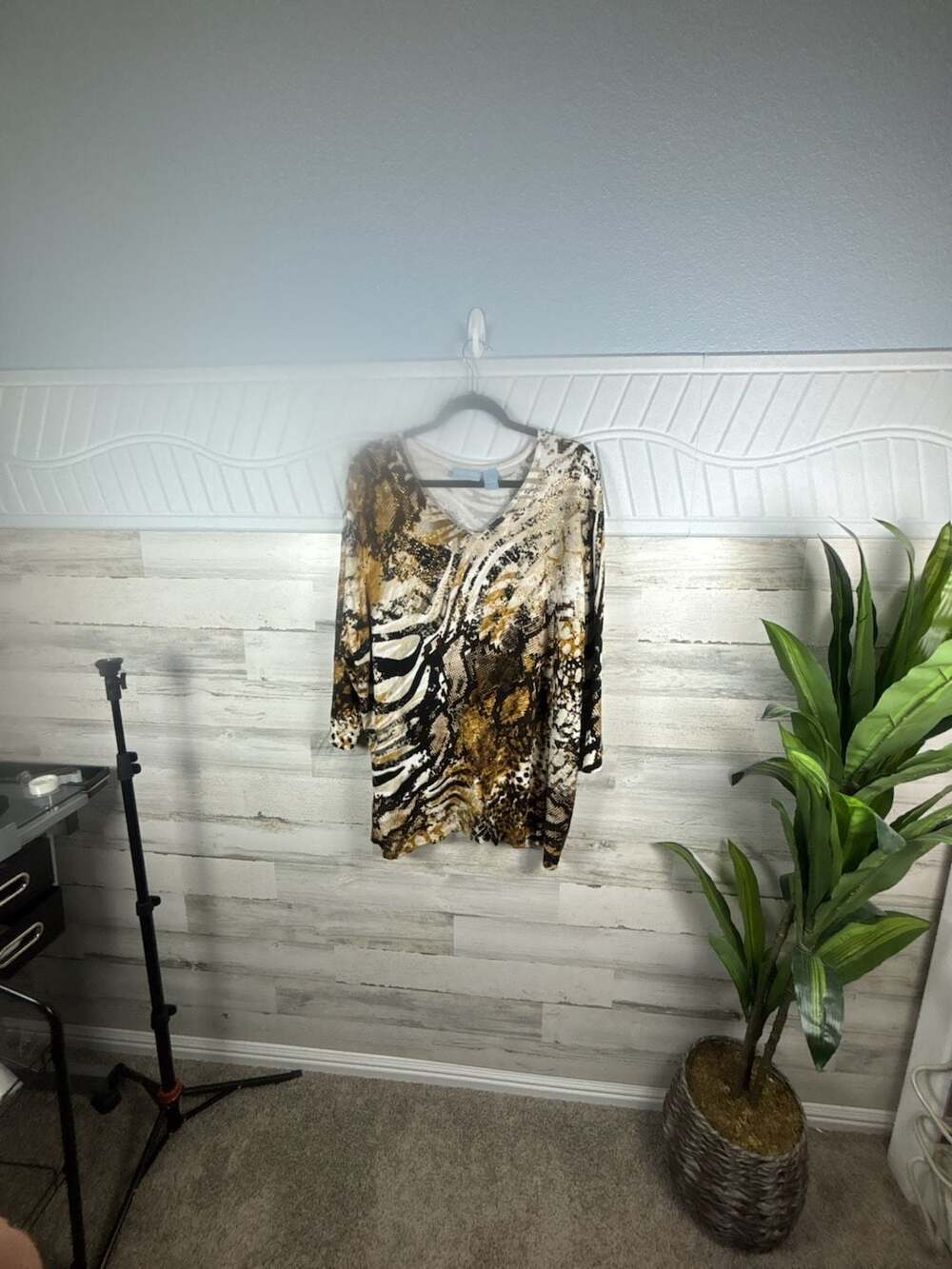 Liz & Me Animal Print V-Neck Embellished Top Size 3X (26/28W)